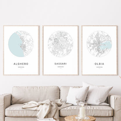 Trio d’affiches de Sassari, Alghero et Olbia dans un salon.