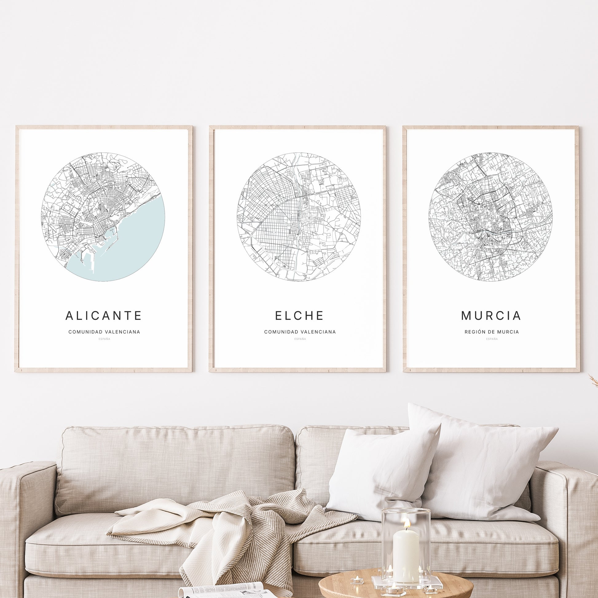 Trio d'affiches de Elche, Alicante et Murcia dans un salon.