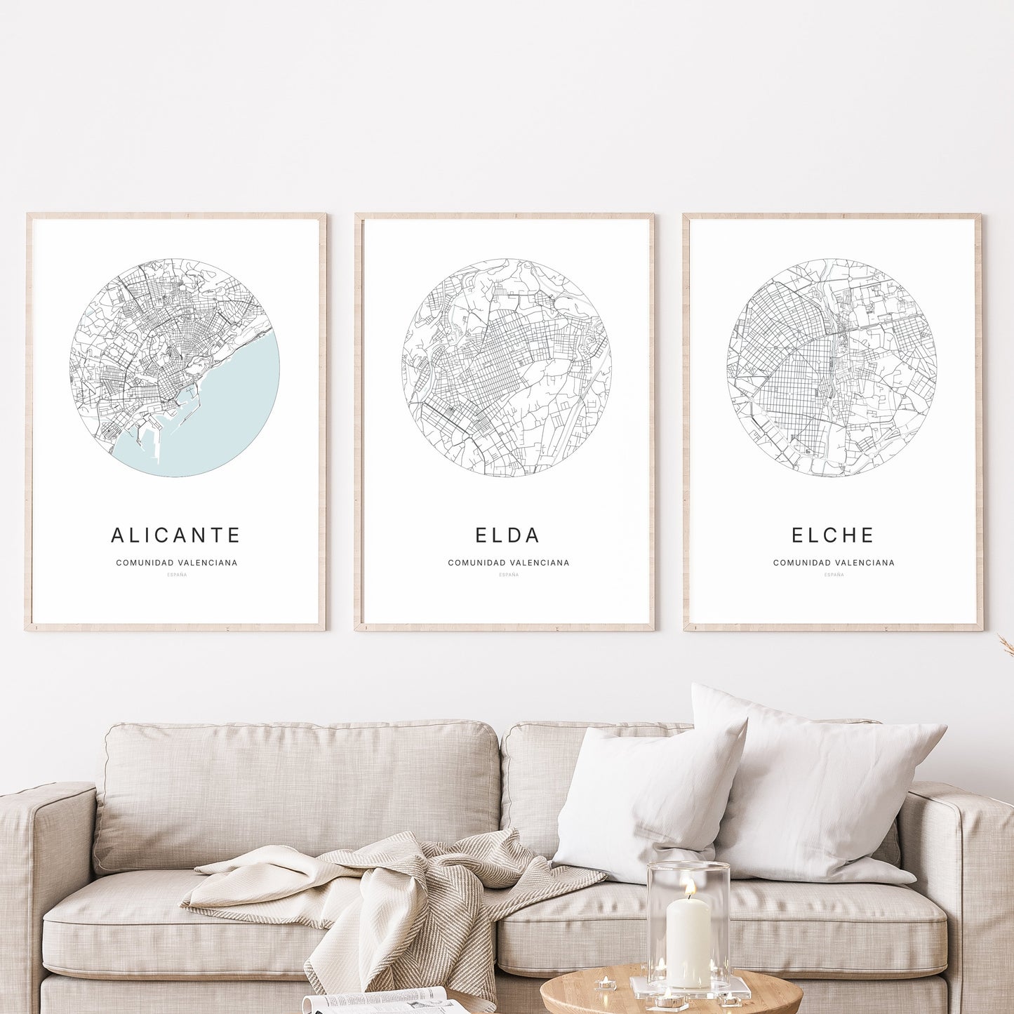 Trio d’affiches d’Elda, Alicante et Elche dans un salon.