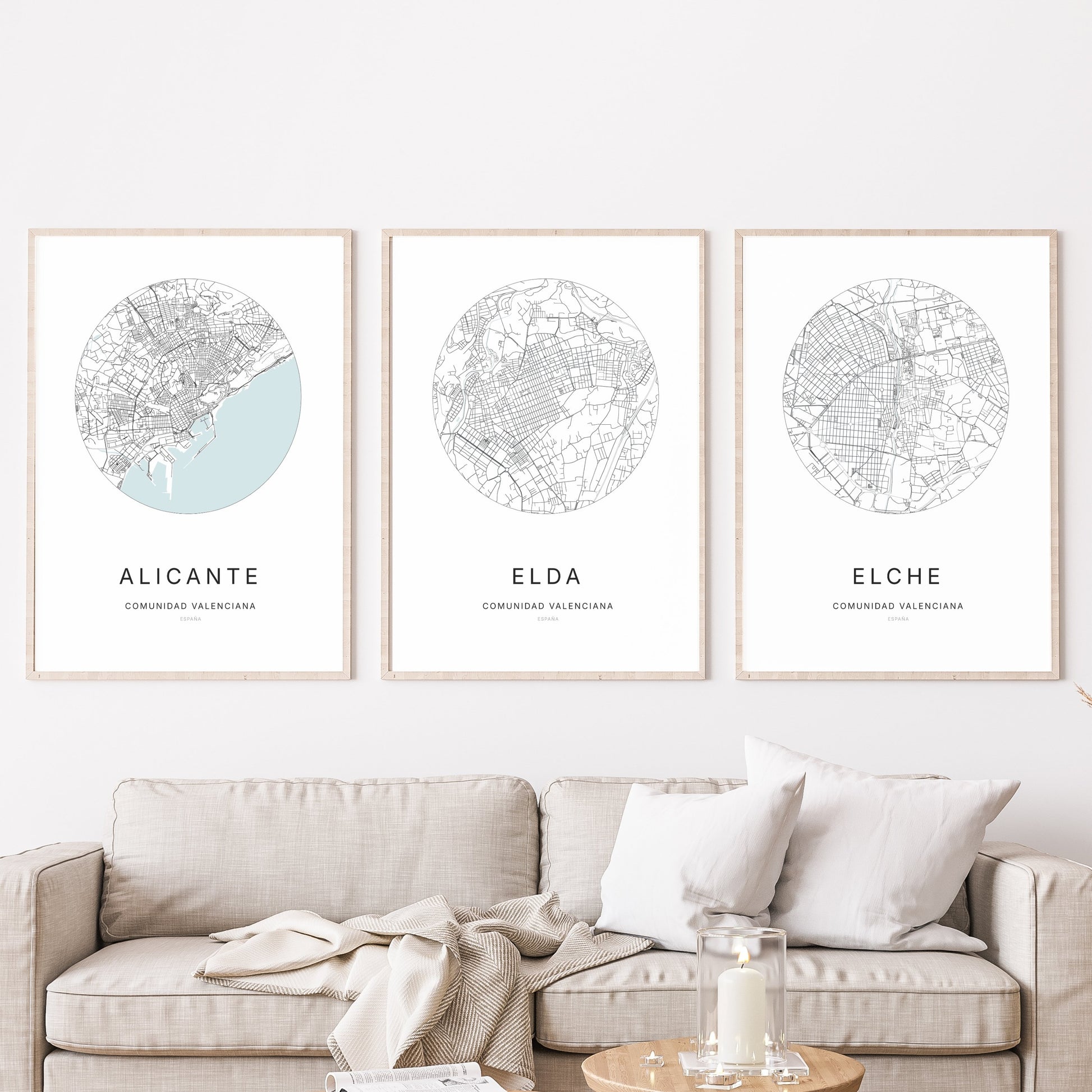 Trio d’affiches d’Elda, Alicante et Elche dans un salon.
