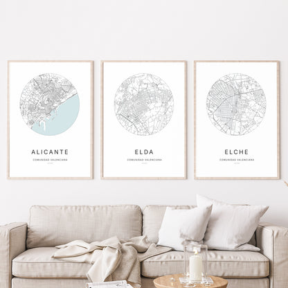 Trio d’affiches d’Elda, Alicante et Elche dans un salon.