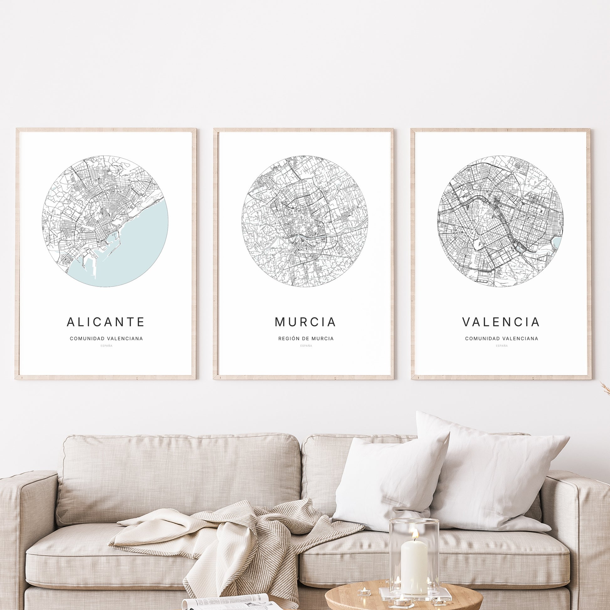 Trio d'affiches de Murcia, Alicante et Valencia dans un salon.