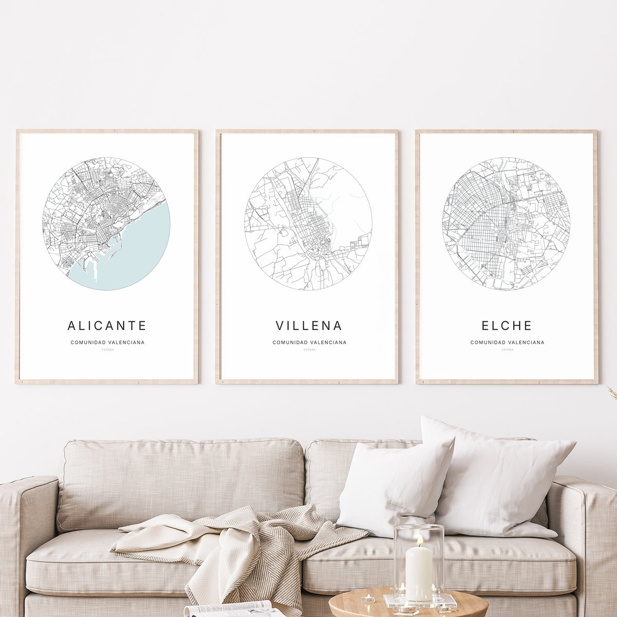 Trio d’affiches de Villena, Alicante et Elche dans un salon.