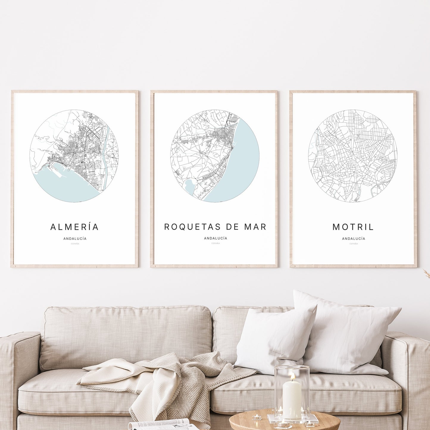 Trio d’affiches de Roquetas de Mar, Almería et Motril dans un salon.