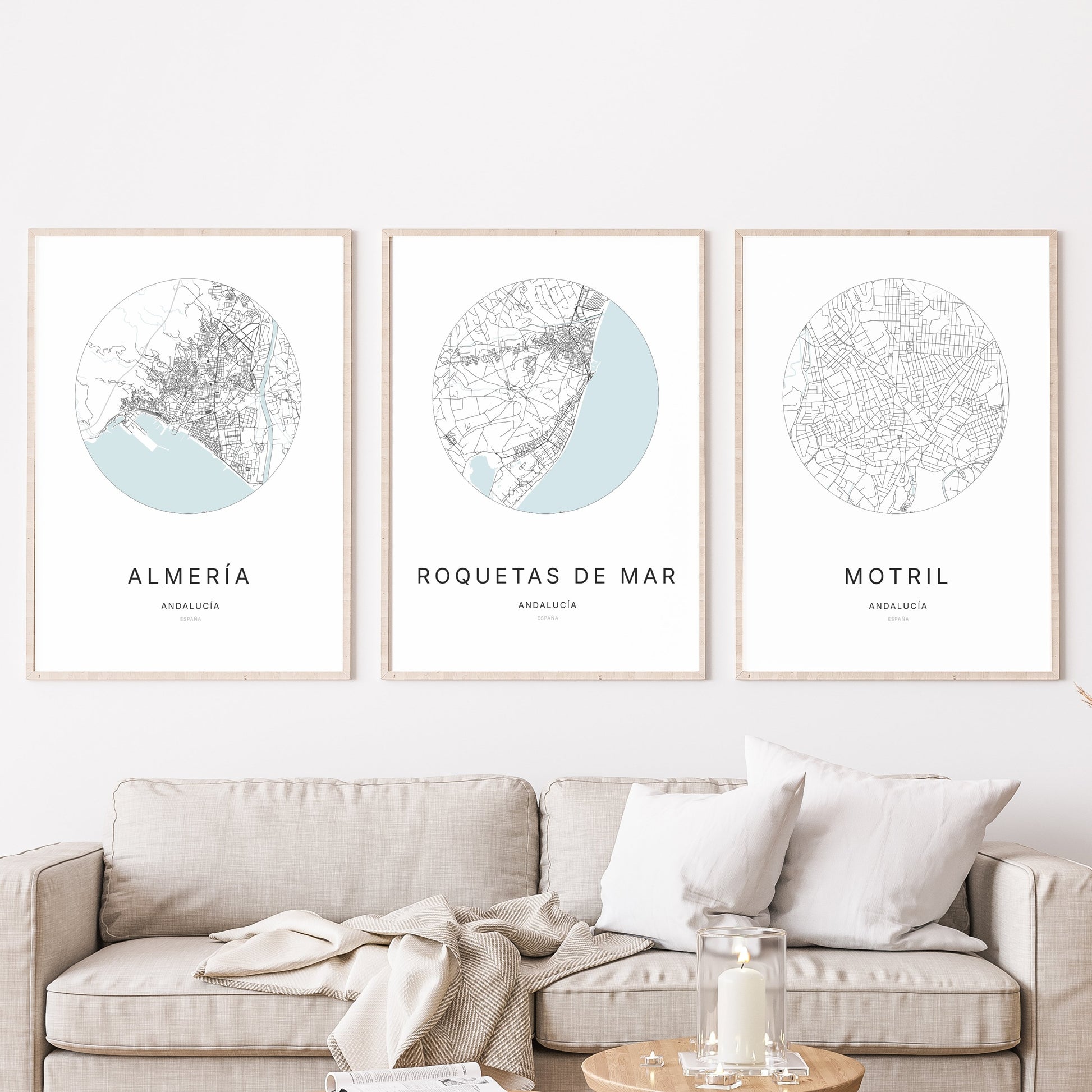 Trio d’affiches de Roquetas de Mar, Almería et Motril dans un salon.