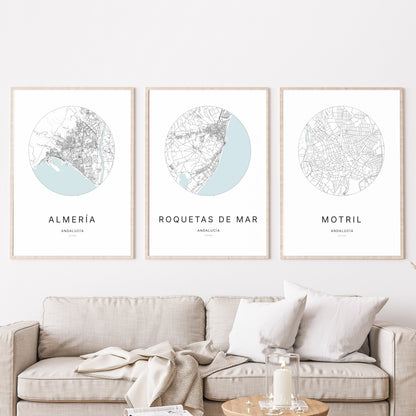 Trio d’affiches de Roquetas de Mar, Almería et Motril dans un salon.