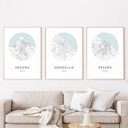 Trio d'affiches de Senigallia, Ancona et Pesaro dans un salon.