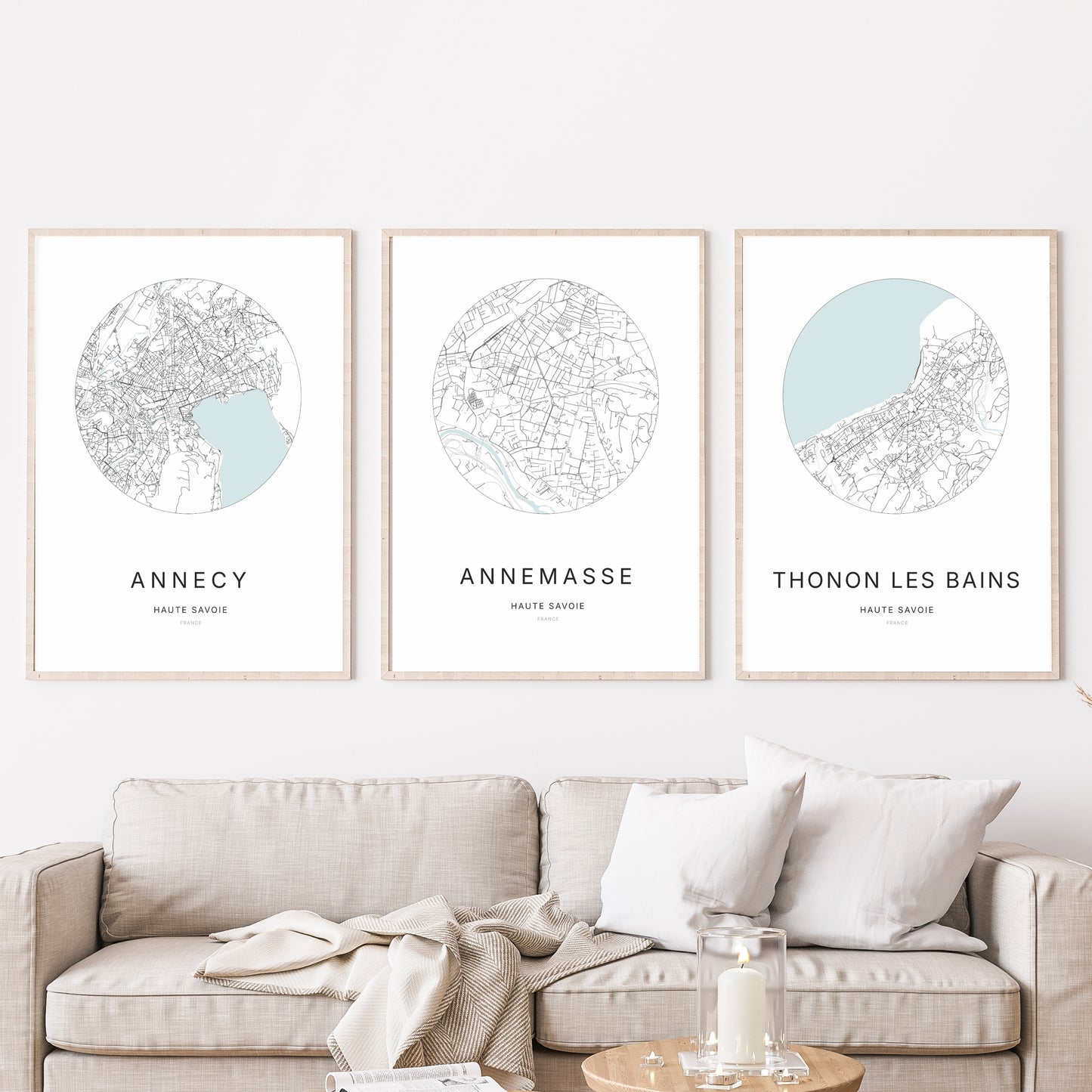 Trio d'affiches de Annemasse, Annecy et Thonon-les-Bains dans un salon.