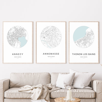 Trio d'affiches de Annemasse, Annecy et Thonon-les-Bains dans un salon.