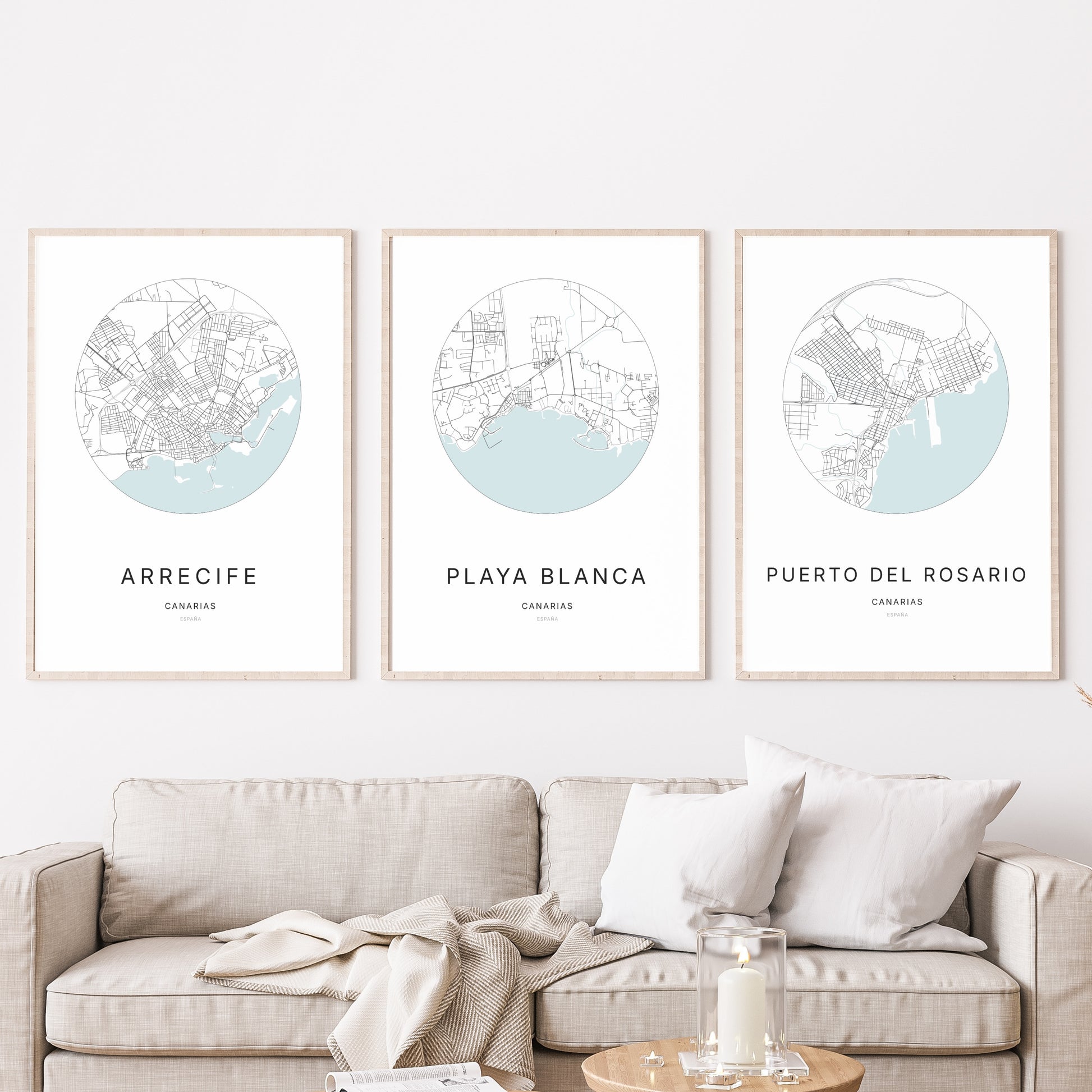 Trio d'affiches de Playa Blanca, Arrecife et Puerto del Rosario dans un salon.