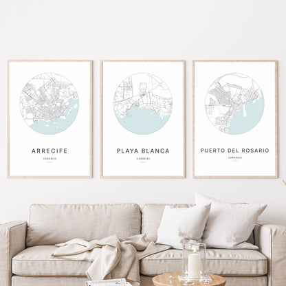 Trio d'affiches de Playa Blanca, Arrecife et Puerto del Rosario dans un salon.