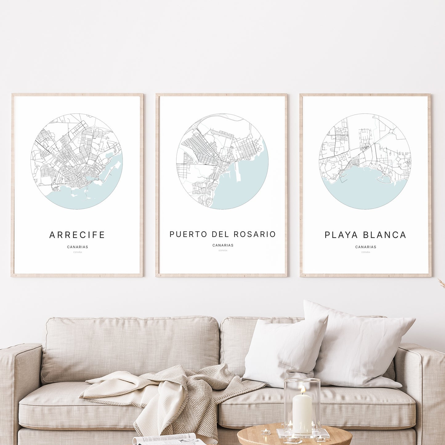 Trio d'affiches de Puerto del Rosario, Arrecife et Playa Blanca dans un salon.