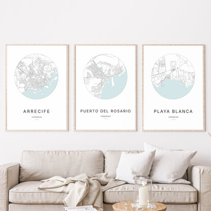 Trio d'affiches de Puerto del Rosario, Arrecife et Playa Blanca dans un salon.
