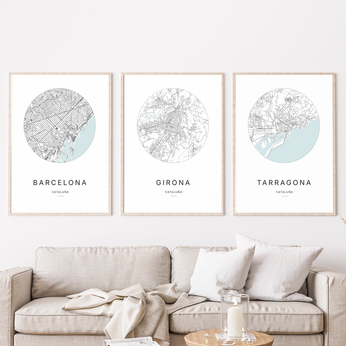 Trio d'affiches de Girona, Barcelona et Tarragona dans un salon.