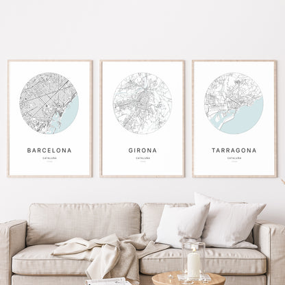 Trio d'affiches de Girona, Barcelona et Tarragona dans un salon.
