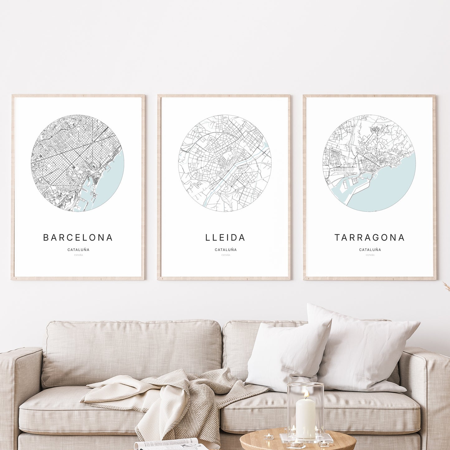 Trio d'affiches de Lleida, Barcelona et Tarragona dans un salon.