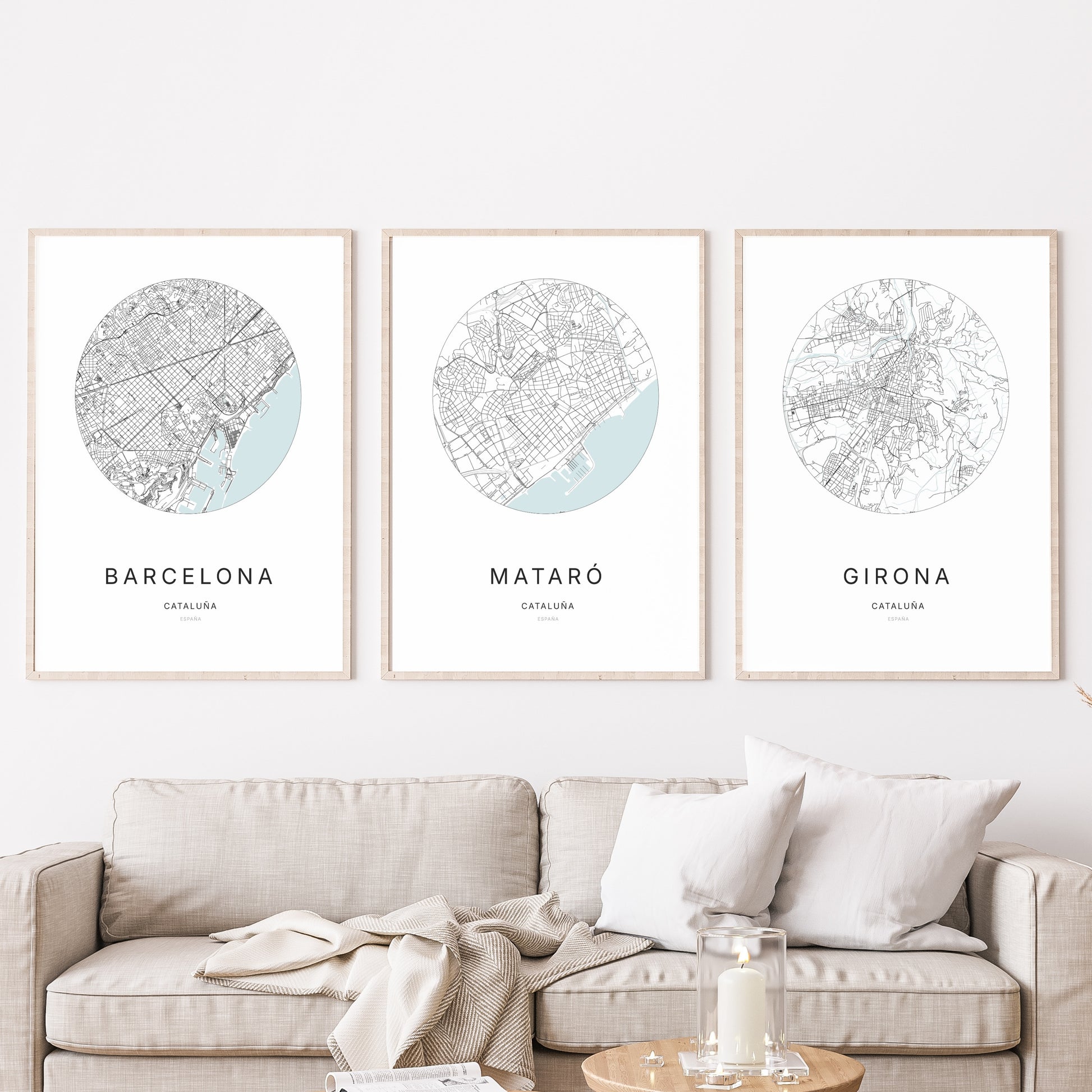 Trio d'affiches de Mataró, Barcelona et Girona dans un salon.