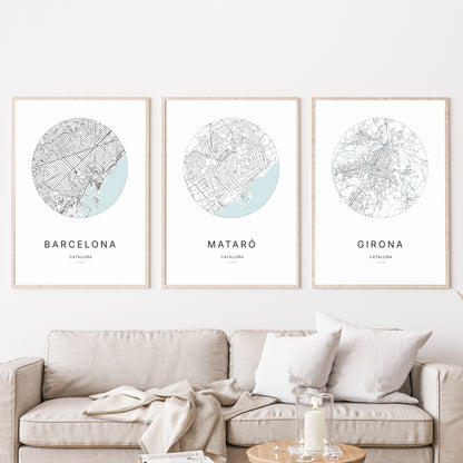 Trio d'affiches de Mataró, Barcelona et Girona dans un salon.