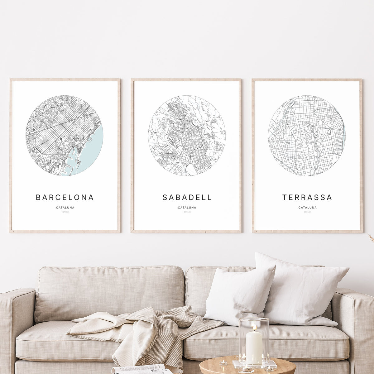 Trio d’affiches de Barcelona, Sabadell et Terrassa dans un salon.