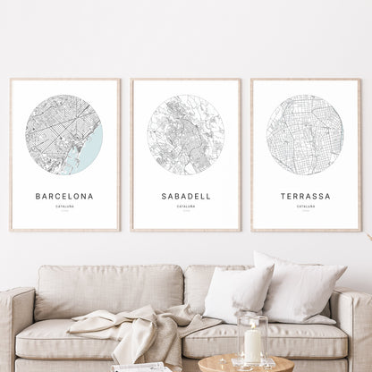 Trio d’affiches de Barcelona, Sabadell et Terrassa dans un salon.