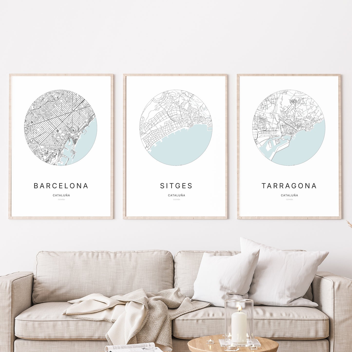 Trio d'affiches de Sitges, Barcelona et Tarragona dans un salon.