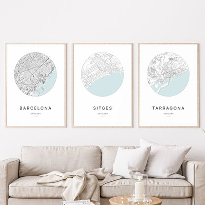 Trio d'affiches de Sitges, Barcelona et Tarragona dans un salon.