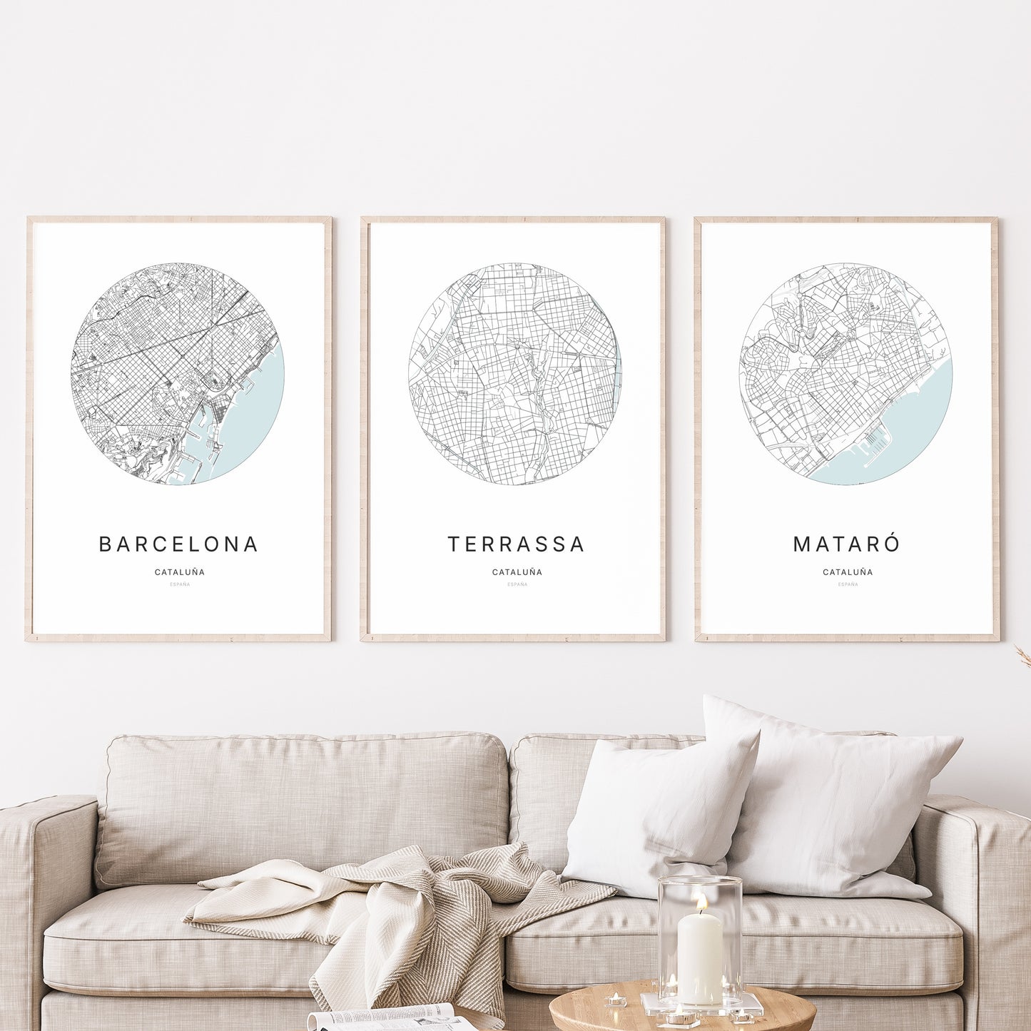 Trio d'affiches de Terrassa, Barcelona et Mataró dans un salon.