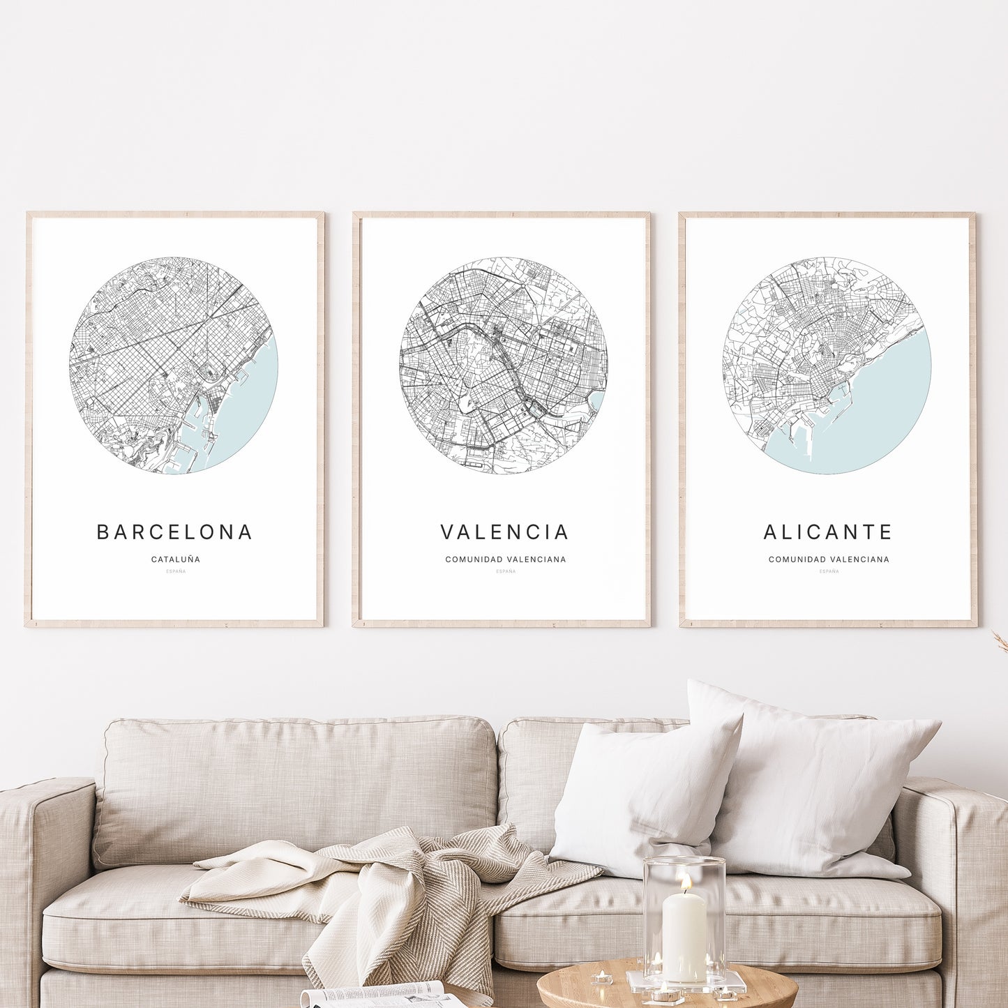 Trio d'affiches de Valencia, Barcelona et Alicante dans un salon.