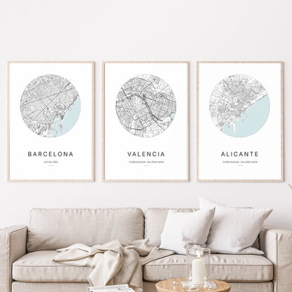 Trio d'affiches de Valencia, Barcelona et Alicante dans un salon.