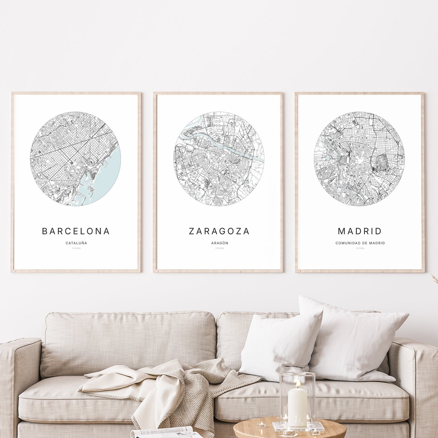Trio d'affiches de Zaragoza, Barcelona et Madrid dans un salon.