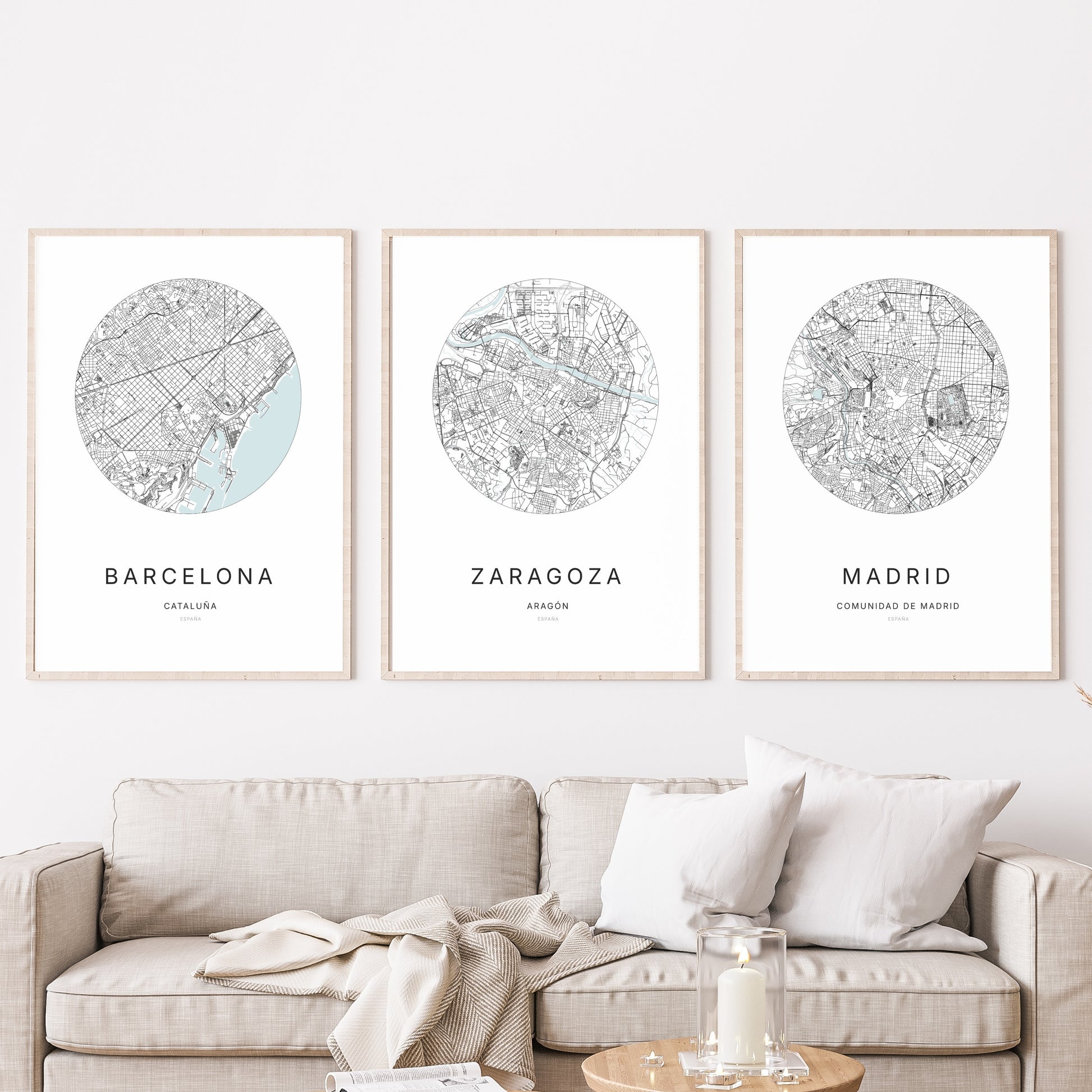 Trio d'affiches de Zaragoza, Barcelona et Madrid dans un salon.