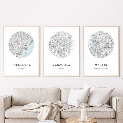 Trio d'affiches de Zaragoza, Barcelona et Madrid dans un salon.