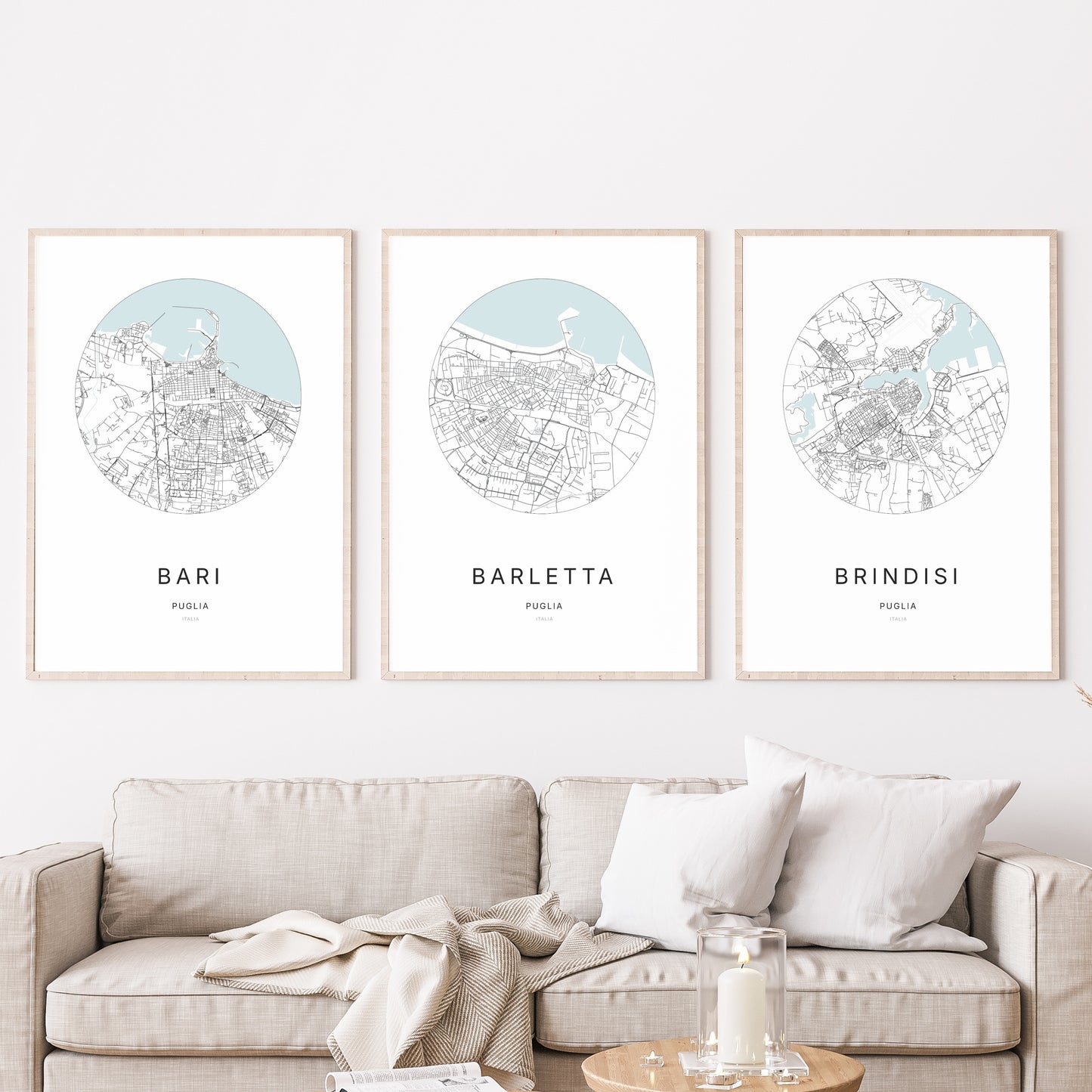 Trio d'affiches de Barletta, Bari et Brindisi dans un salon.