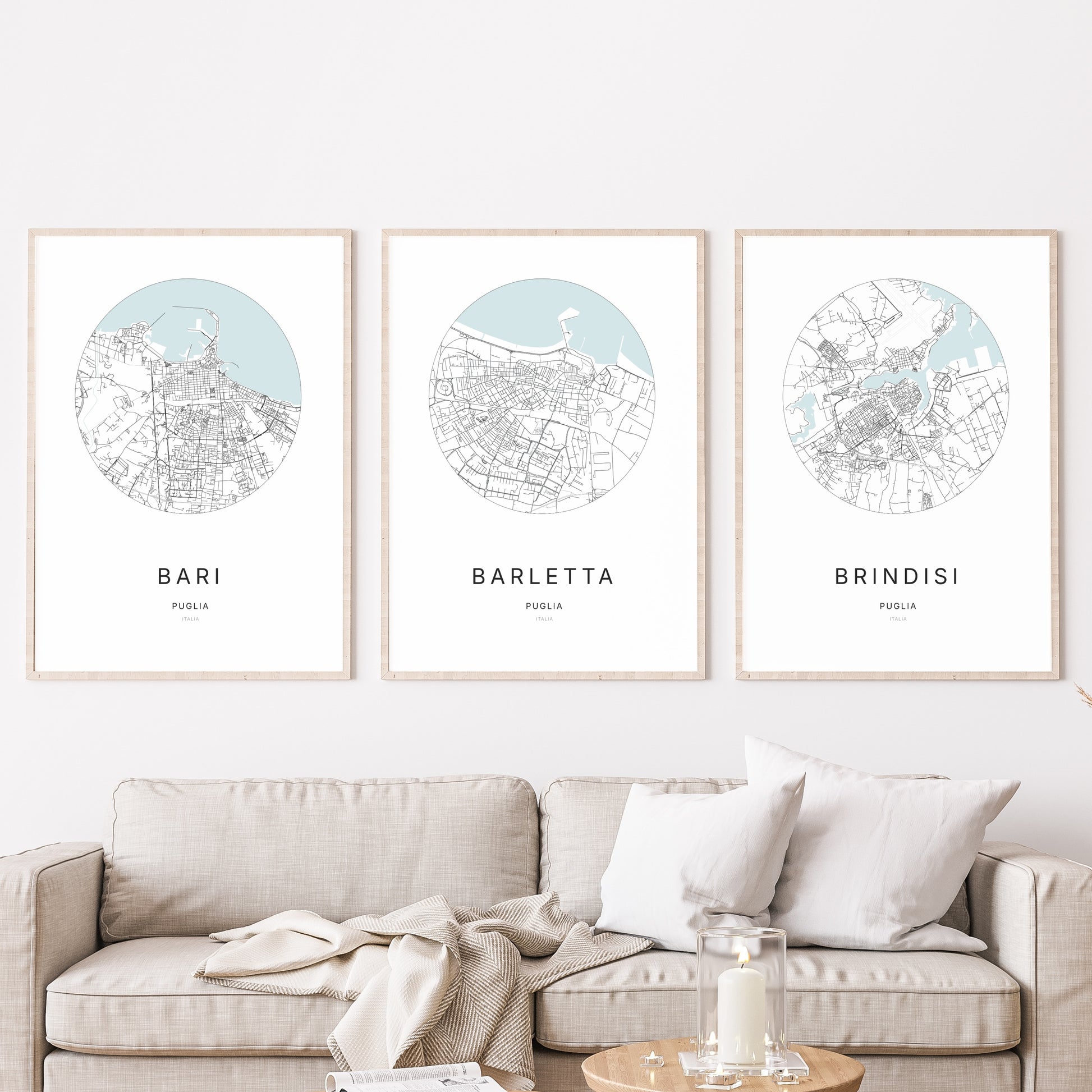 Trio d'affiches de Barletta, Bari et Brindisi dans un salon.