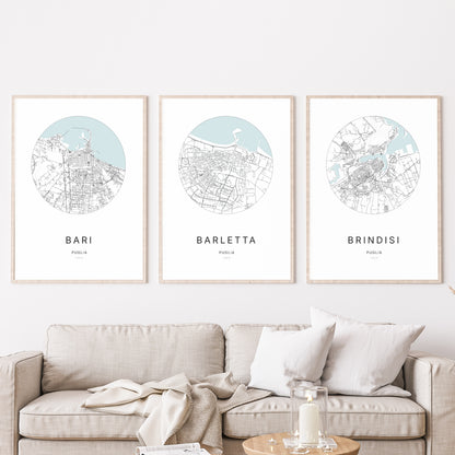 Trio d'affiches de Barletta, Bari et Brindisi dans un salon.