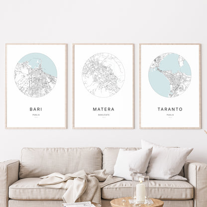 Trio d'affiches de Matera, Bari et Taranto dans un salon.