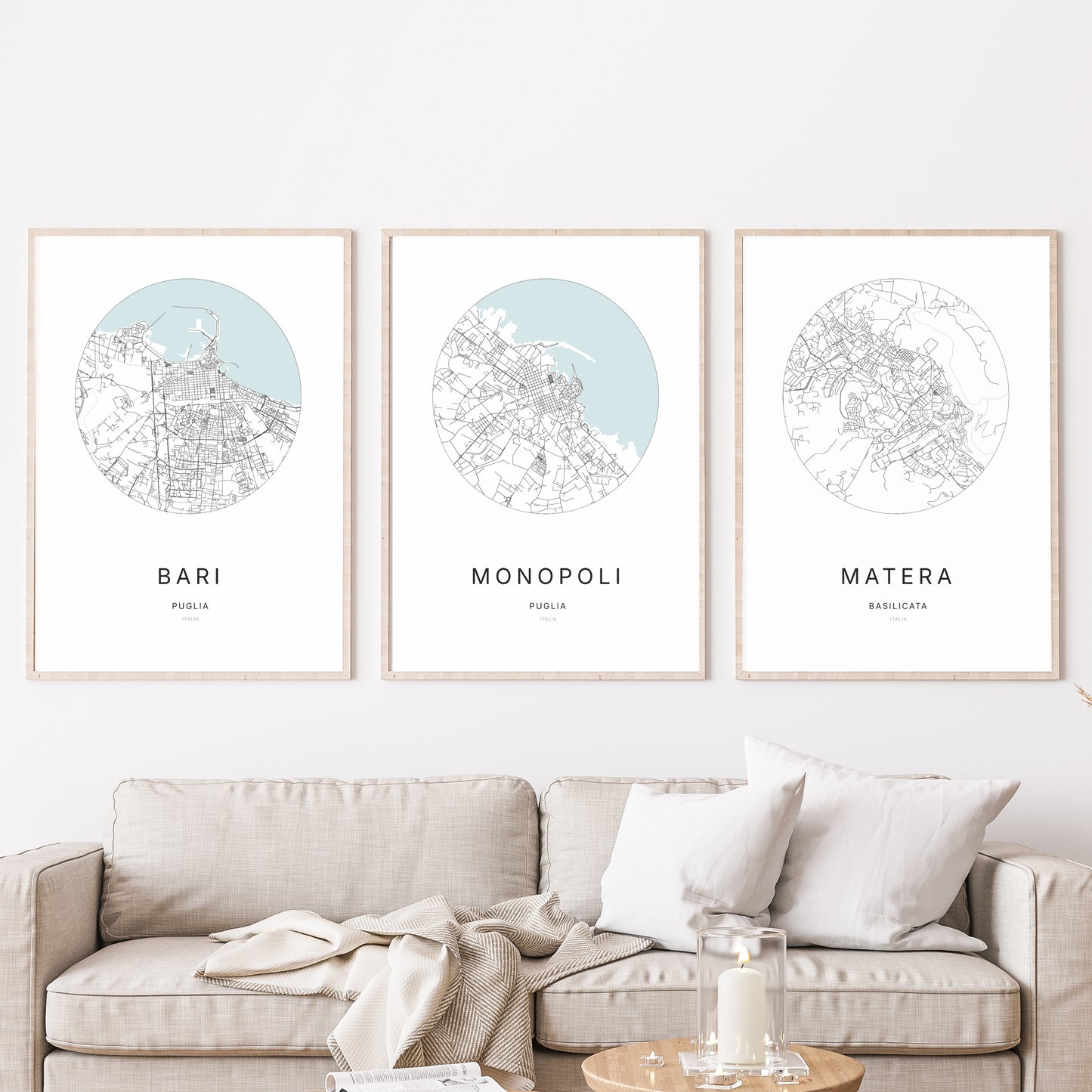 Trio d'affiches de Monopoli, Bari et Matera dans un salon.