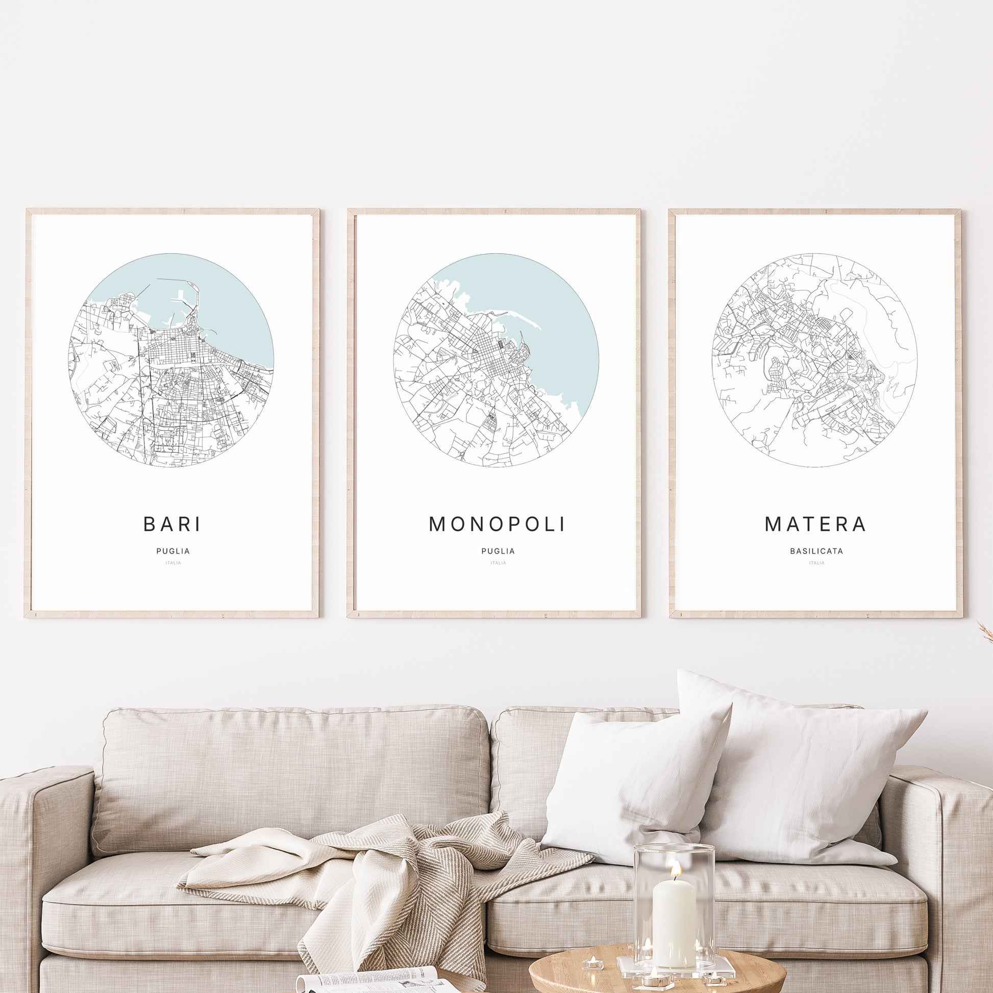 Trio d'affiches de Monopoli, Bari et Matera dans un salon.