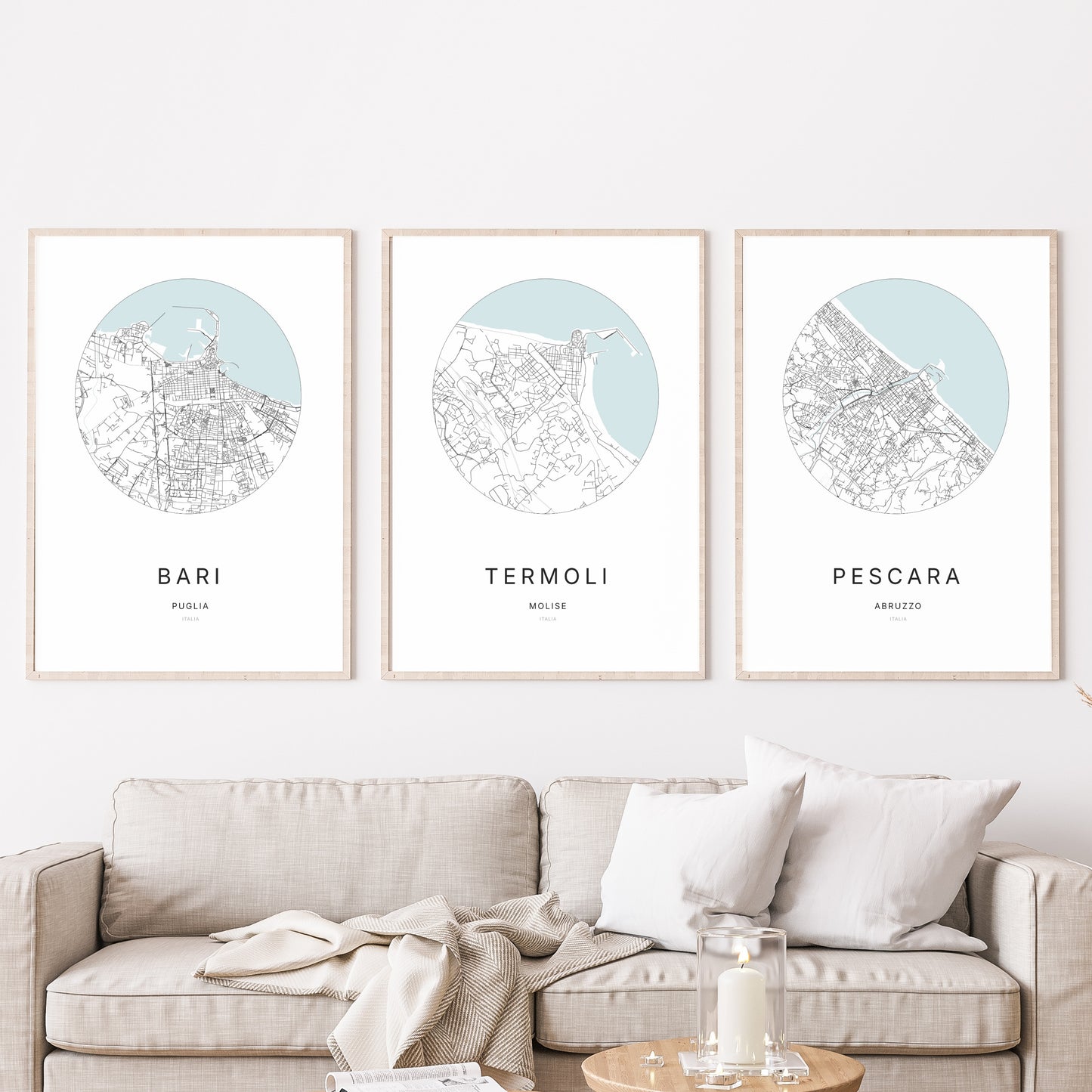 Trio d'affiches de Termoli, Bari et Pescara dans un salon.