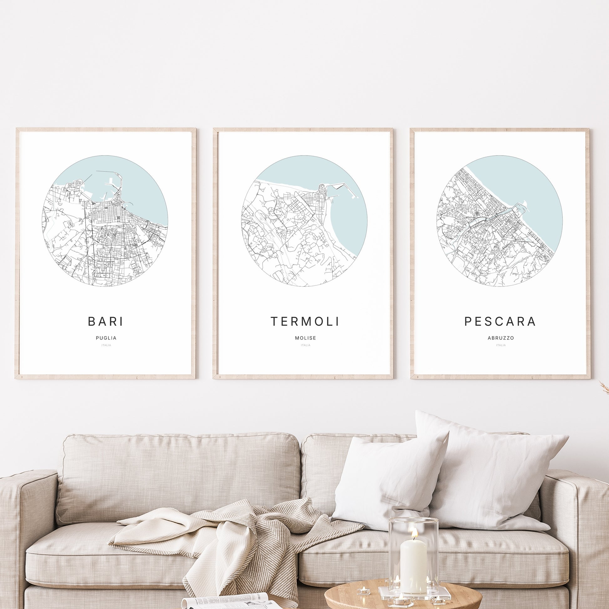 Trio d'affiches de Termoli, Bari et Pescara dans un salon.