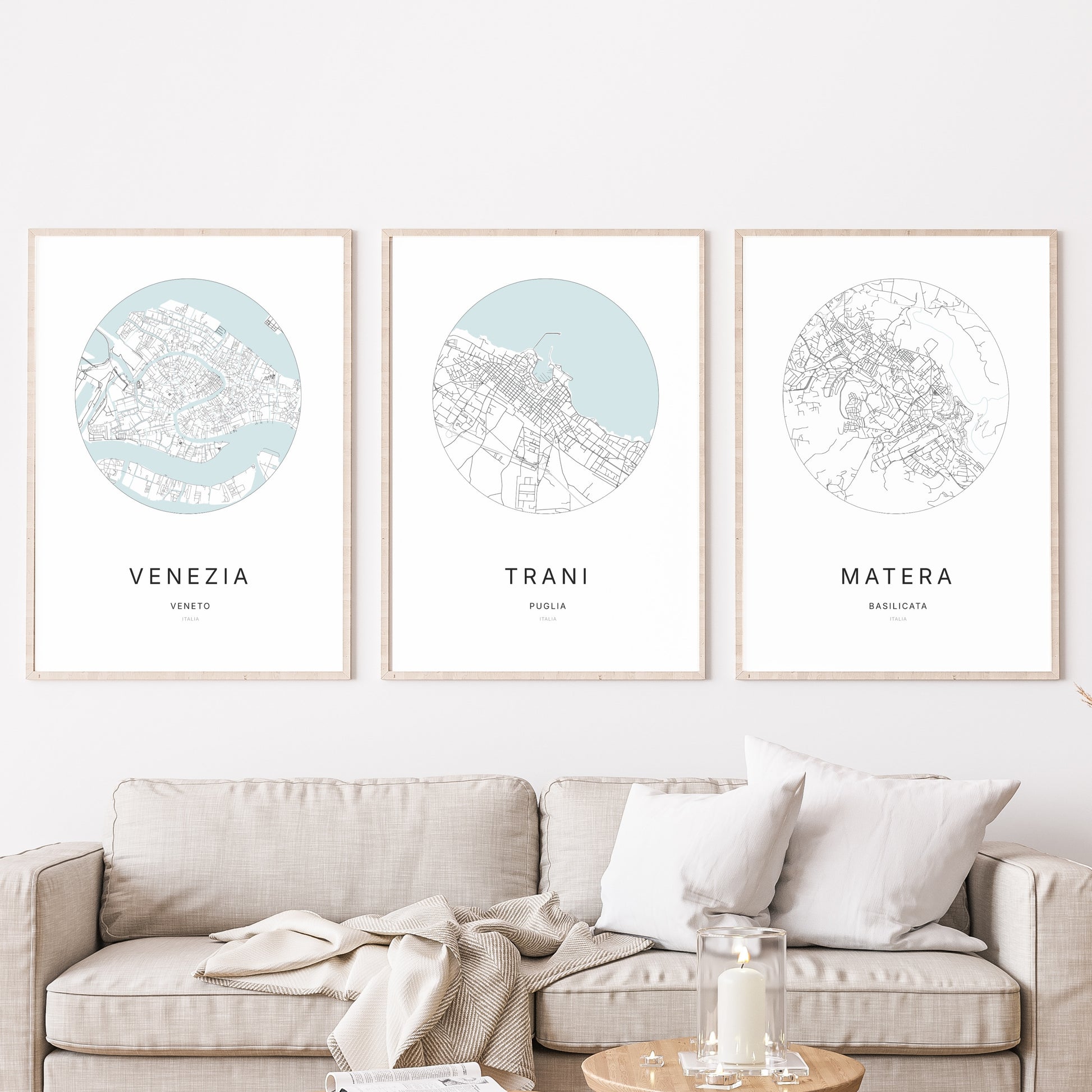 Trio d'affiches de Trani, Bari et Matera dans un salon.
