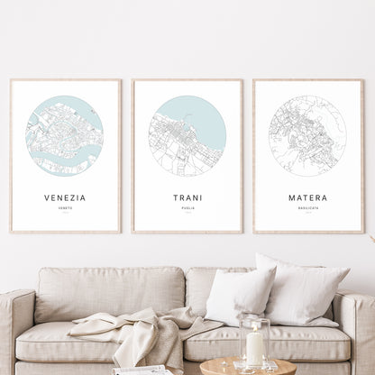 Trio d'affiches de Trani, Bari et Matera dans un salon.