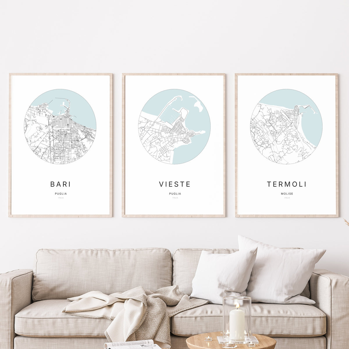 Trio d'affiches de Vieste, Bari et Termoli dans un salon.