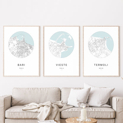 Trio d'affiches de Vieste, Bari et Termoli dans un salon.