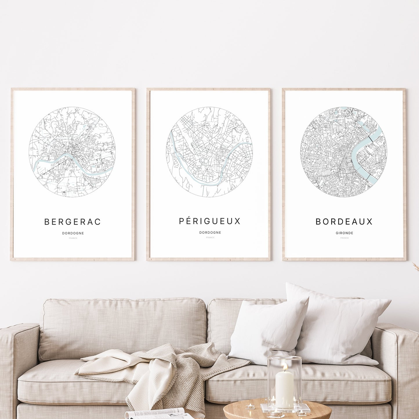 Trio d’affiches de Périgueux, Bergerac et Bordeaux dans un salon.