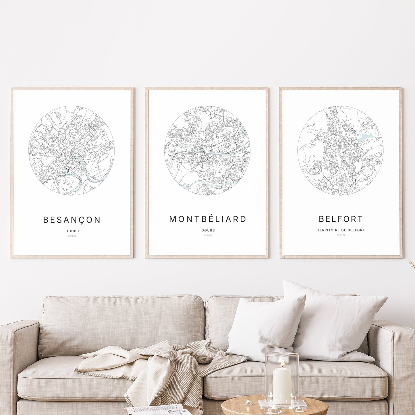 Trio d’affiches de Montbéliard, Besançon et Belfort dans un salon.