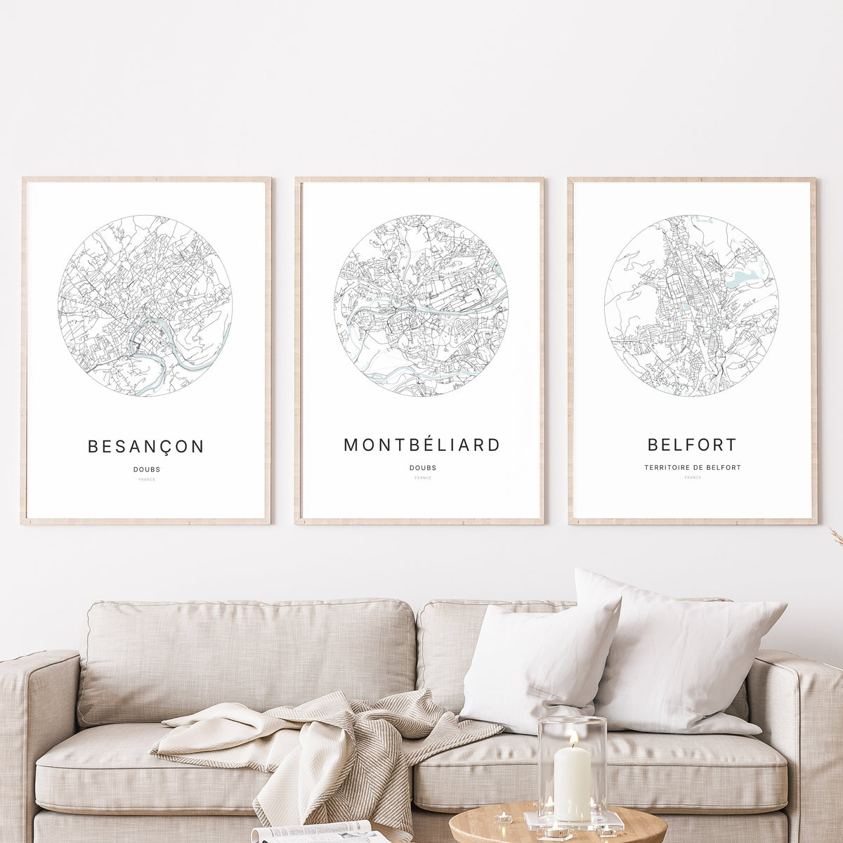 Trio d’affiches de Montbéliard, Besançon et Belfort dans un salon.