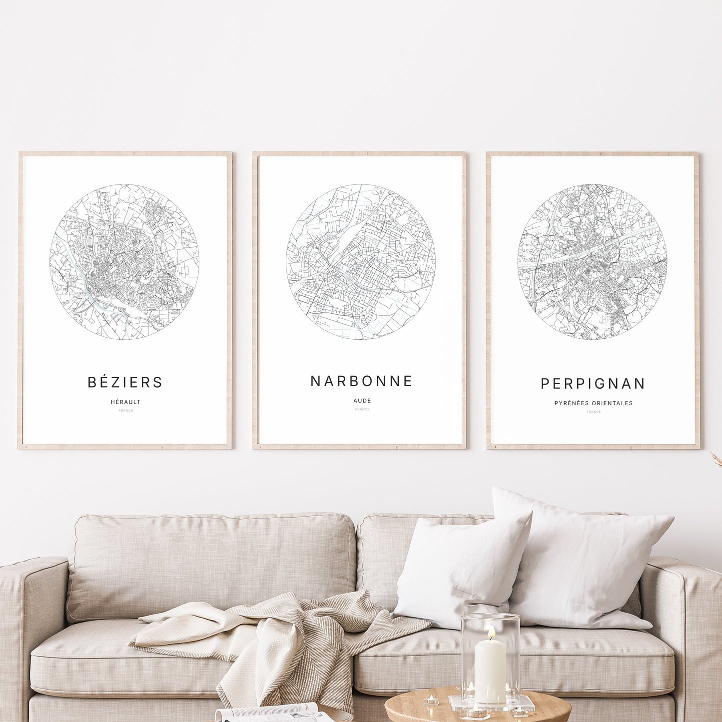 Trio d'affiches de Narbonne, Béziers et Perpignan dans un salon.