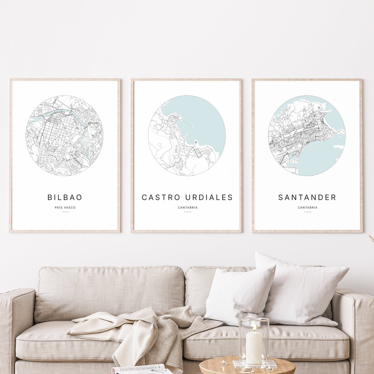 Trio d'affiches de Castro Urdiales, Bilbao et Santander dans un salon.