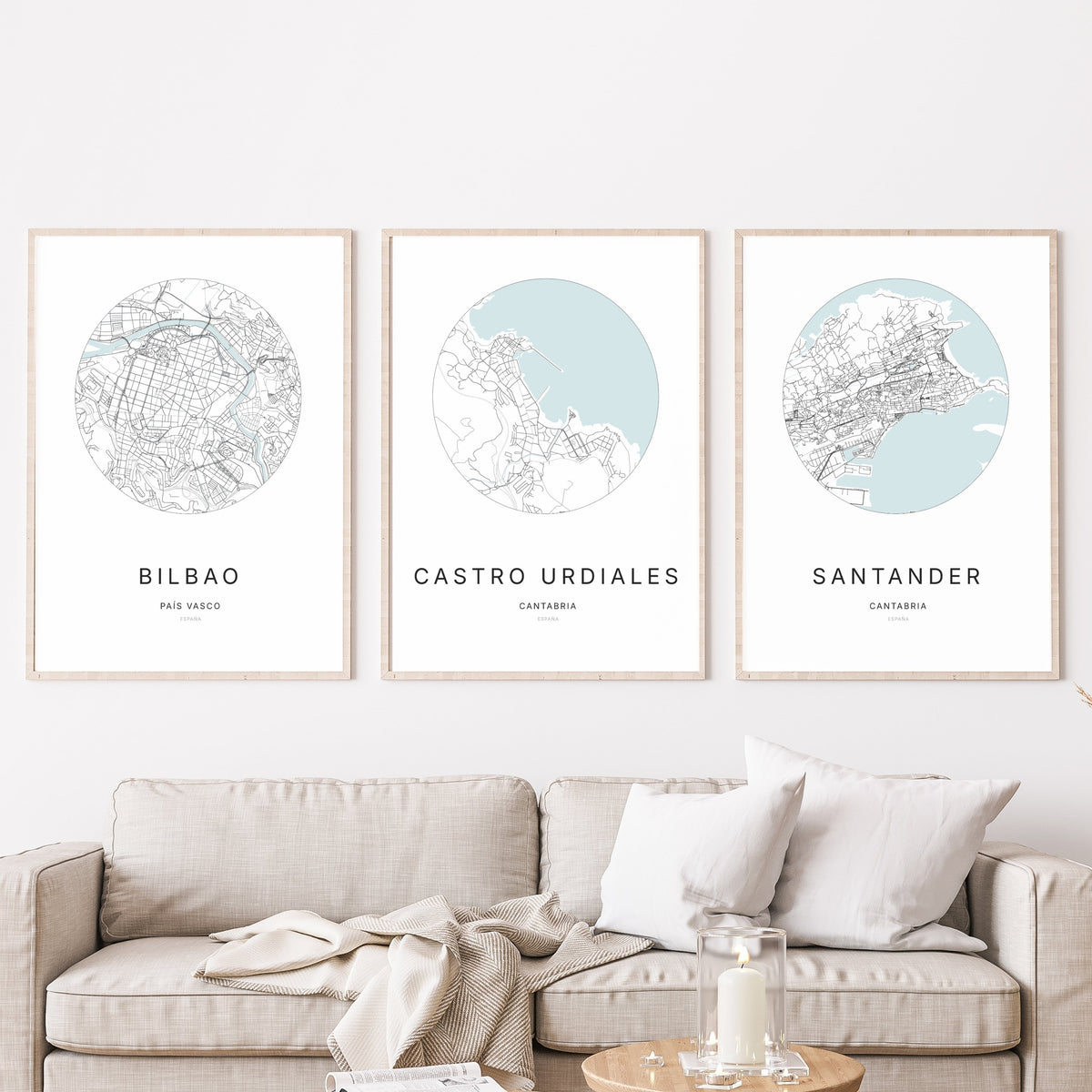 Trio d'affiches de Castro Urdiales, Bilbao et Santander dans un salon.